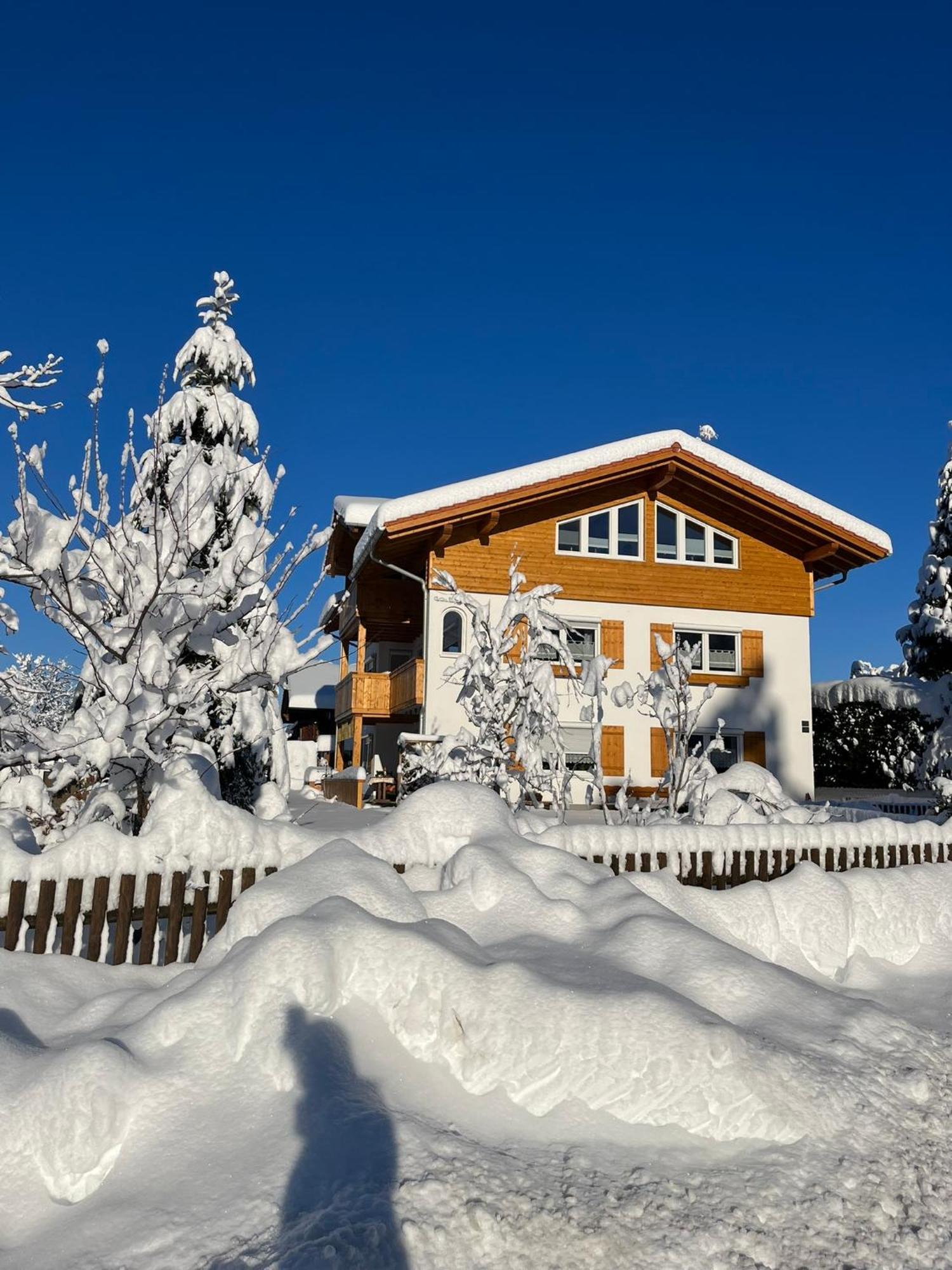 23 Neu Erbaute Ferienwohnung Mit Schloss- Und Panoramablick 할블레흐 외부 사진