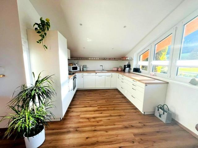 23 Neu Erbaute Ferienwohnung Mit Schloss- Und Panoramablick 할블레흐 외부 사진